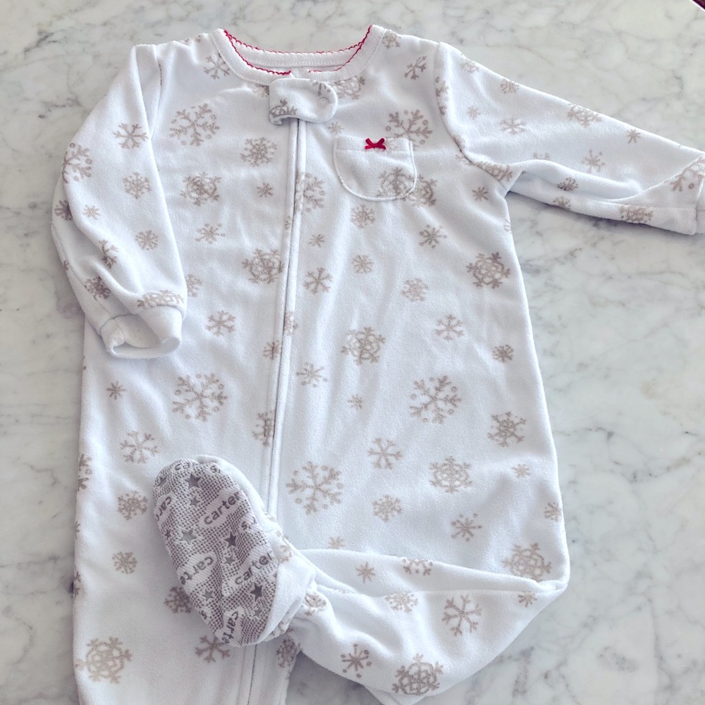 Carter’s onsie/footie ❄️❄️❄️